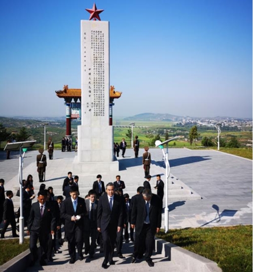 방북한 中왕이, 인민지원군 열사능 참배…중국 희생 부각