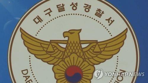 경사로 내려오는 4.5t 트럭 손으로 세우려던 운전기사 압사