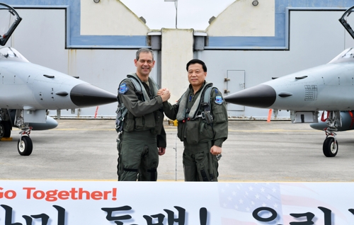 한미 공군야전사령관, 강릉기지서 지휘비행…우정 과시