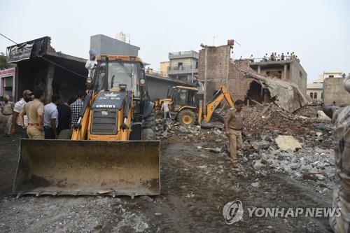 "인도 폭죽공장 폭발사고 사망자 23명으로 증가"