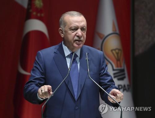 터키 에르도안 "시리아 난민 혼자 부담 못해…유럽행 문 열 것"