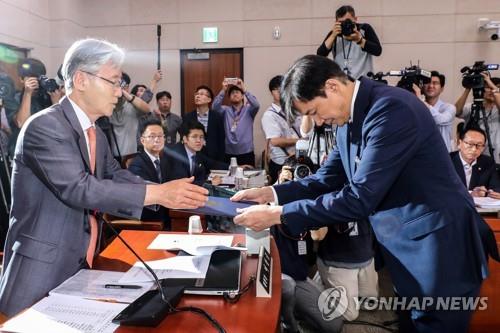 자료 찢고 고성 난무하고…조국 청문회 '창과 방패' 대결(종합2보)