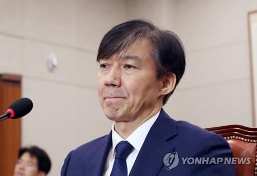 조국, 몰아치는 野 추궁에 '후' 한숨…오후엔 적극 반박도