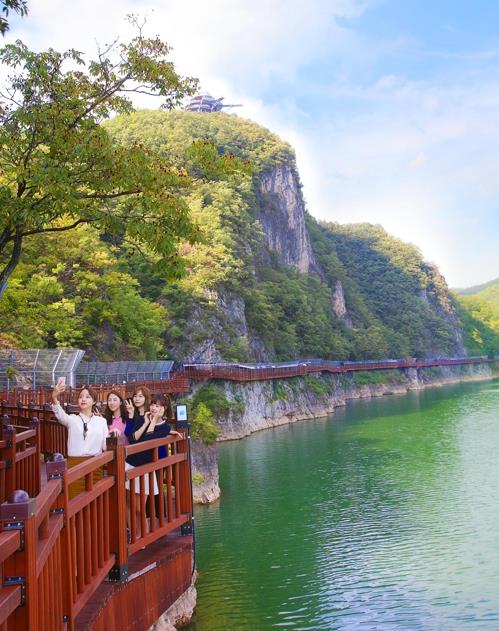 [#추석핫플] 충청권: 걷다보면 온몸 '찌릿'…스릴만점 잔도 트래킹