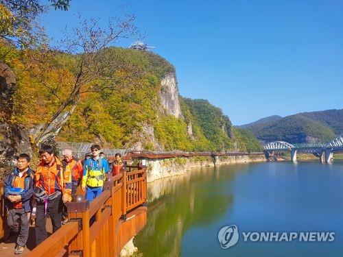 [#추석핫플] 충청권: 걷다보면 온몸 '찌릿'…스릴만점 잔도 트래킹