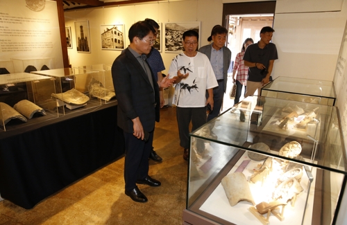 2천년 역사 깃든 기와…전주 한옥마을서 '기와 특별전'