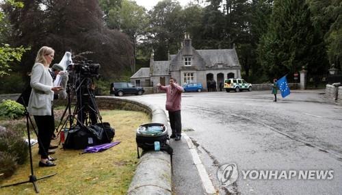 여왕 휴가지 안 찾는 해리 부부…'어린아이·마클 때문?' 입방아