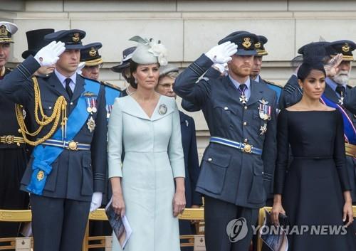 여왕 휴가지 안 찾는 해리 부부…'어린아이·마클 때문?' 입방아