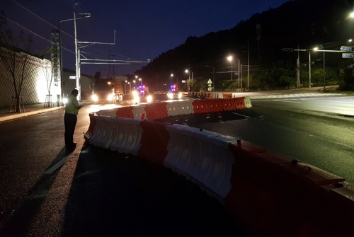 "바람이 얼마나 셌으면…" 플라스틱 중앙분리대 100ｍ 가량 밀려