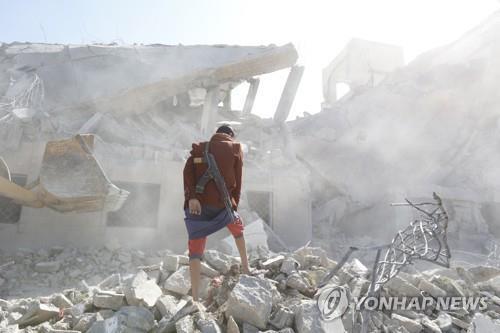 "사우디군, 예멘 반군 수용시설 폭격 사망자 130여명"