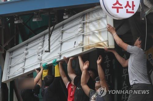 경남 태풍에 파손 문화재 현장 보존…피해 농가 복구작업