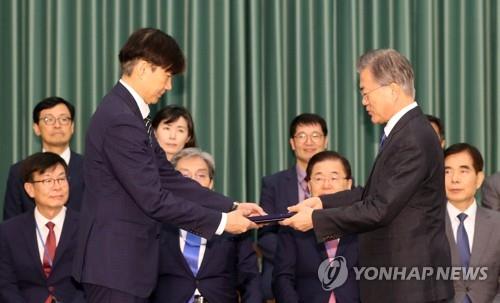 文대통령 "의혹만으로 임명안하면 나쁜선례…조국에 개혁마무리"(종합)