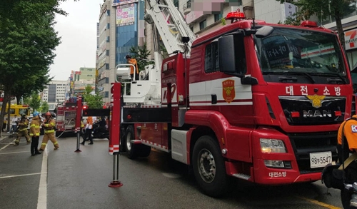 대전 도심 학원 건물서 화재…옥상 대피 3명 연기흡입