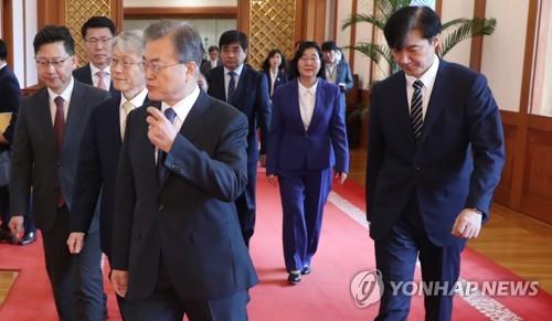 조국, 文대통령 앞에서 "사법개혁 신속·확실하게…지켜봐달라"