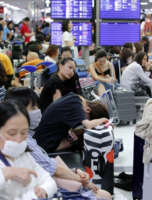 "태풍 지나간 日 나리타공항, 한때 외딴섬 됐다"(종합)