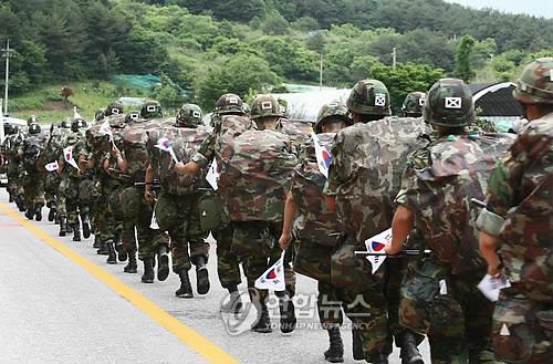 육군·해병대 20㎏ 완전군장 행군 유지…'정예신병' 키운다