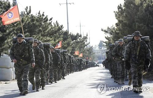 육군·해병대 20㎏ 완전군장 행군 유지…'정예신병' 키운다