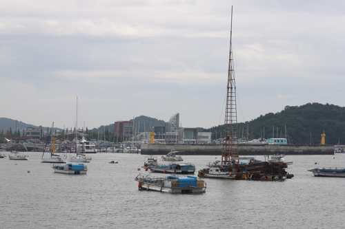 경기도 해양쓰레기 수거에 팔 걷었다…청소선도 건조