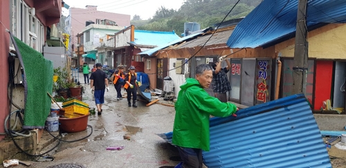 '태풍 휩쓴' 신안 흑산도, 민·관 힘 합쳐 피해복구 구슬땀