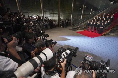 "아베, 후계자 경쟁시켜 레임덕 방지…고이즈미 발탁은 눈속임"