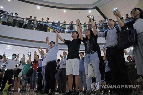 "추석 대신 빅토리아피크 시위"…계속되는 홍콩 민주화 시위