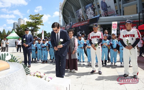 '무쇠팔' 최동원, 어느덧 8주기…사직구장서 헌화식