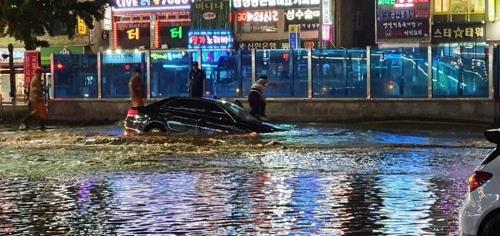 '공업용수관 파열' 물에 잠긴 안양 일부 도로 통행 재개