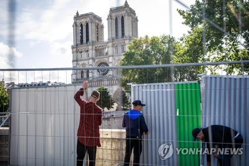 "노트르담 성당 광장 납 분진, 기준치의 최대 1천300배"