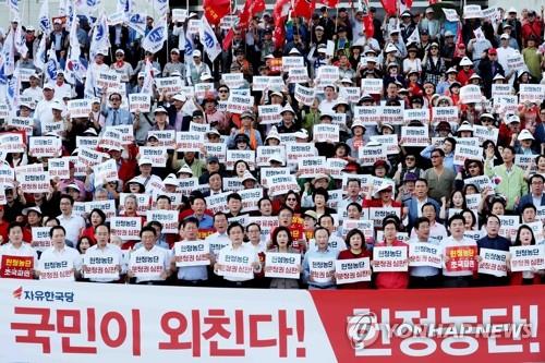 한국당 "조국 파면·구속" 대여총공세…'원내외 병행 투쟁' 천명