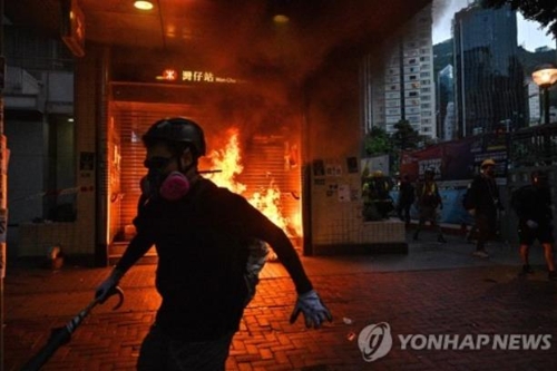 홍콩 시위대-경찰 또 격렬 충돌…"시위대, 中 오성홍기 불태워"