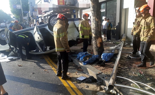 인천서 가로등 들이받은 승용차 뒤집혀…2명 부상