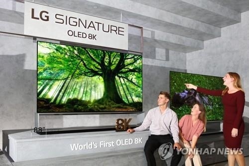 "화면 깨지는 LG TV"·"별 안보이는 삼성TV"…8K '이전투구'