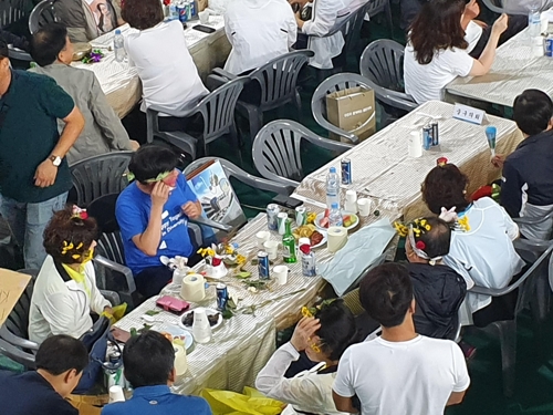 주민들은 태풍 피해복구에 '구슬땀'…의회 의원들은 '흥청망청'