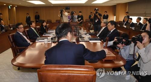 지난달 금리 동결한 금통위원들 "7월 인하효과 지켜보자"