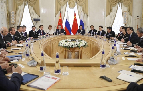 러-中 총리 페테르부르크서 회담…"양국관계 강화 세계에 도움"