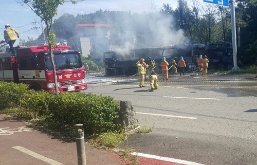 운전자 혼자 탄 관광버스, 25t 트럭과 충돌…버스 기사 숨져