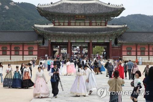 소매 없는 저고리·반짝이 치마…퓨전 한복 범람에 의견 분분