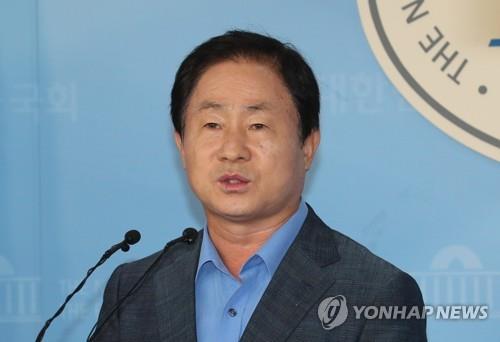 "조국 직무정지하라" 투쟁수위 높이는 한국당…삭발 14명째