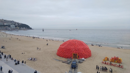 "바다 쓰레기 심각"…부산 해운대 해변 비치코밍 축제
