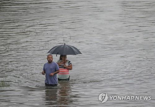 美텍사스주 남동부 폭우로 물바다…2명 사망·1천700명 구조