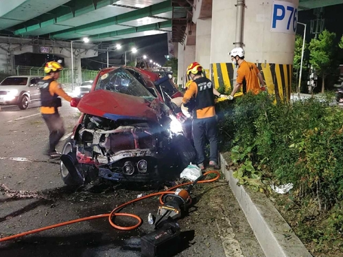 부산서 견인차가 경전철 교각 들이받아 2명 사상