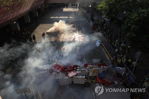 홍콩 주말 집회서 경찰·시위대 충돌…친중파 '레넌벽' 훼손(종합2보)