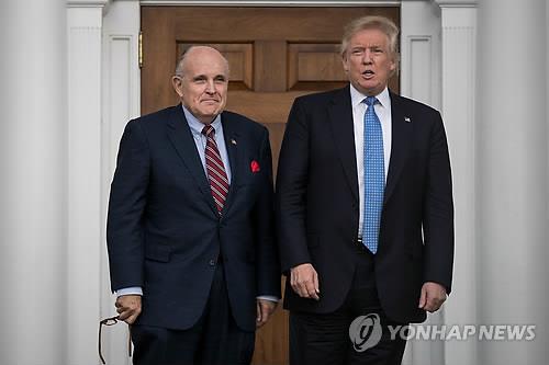 WSJ "트럼프, 우크라 대통령 통화서 8번 가까이 조사협력 압박"