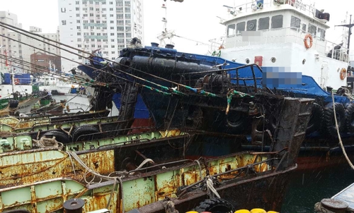 강풍에 부산항 피항 선박도 위태위태…접촉사고 잇따라