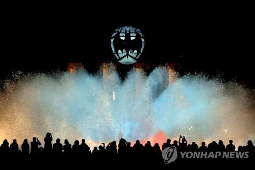 80주년 맞은 '슈퍼히어로' 배트맨…전 세계서 '배트맨 조명쇼'