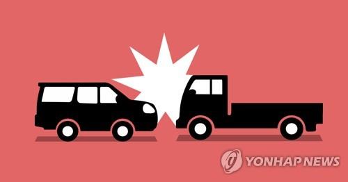 남해고속도 김해터널 인근서 승용차·화물차 충돌…1명 숨져