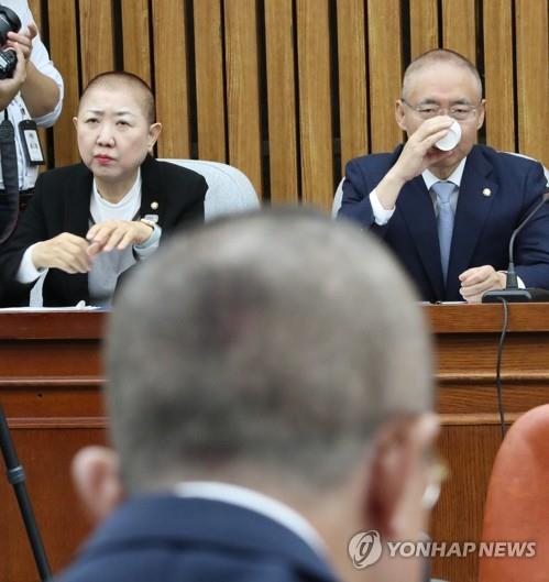 한국당 "조국, 사퇴하기 딱 좋은 시기" 압수수색 고리로 맹폭