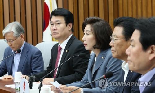 한국당 "조국, 사퇴하기 딱 좋은 시기" 압수수색 고리로 맹폭