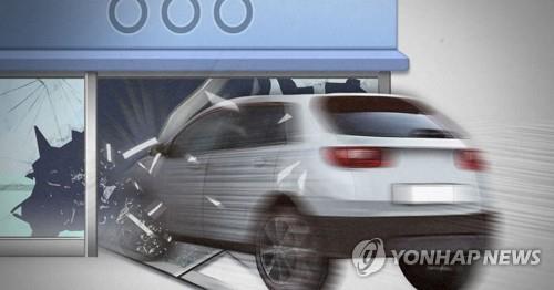 청주서 SUV, 상가 건물·차량 들이받아