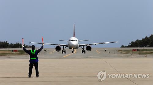 한일 갈등에 지방공항 고사 위기…두달새 日노선 승객 34% 급감